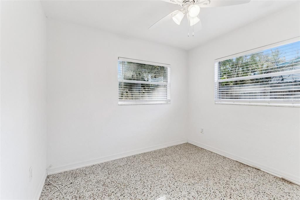 待售: $285,000 (2 贝兹, 1 浴室, 1086 平方英尺)