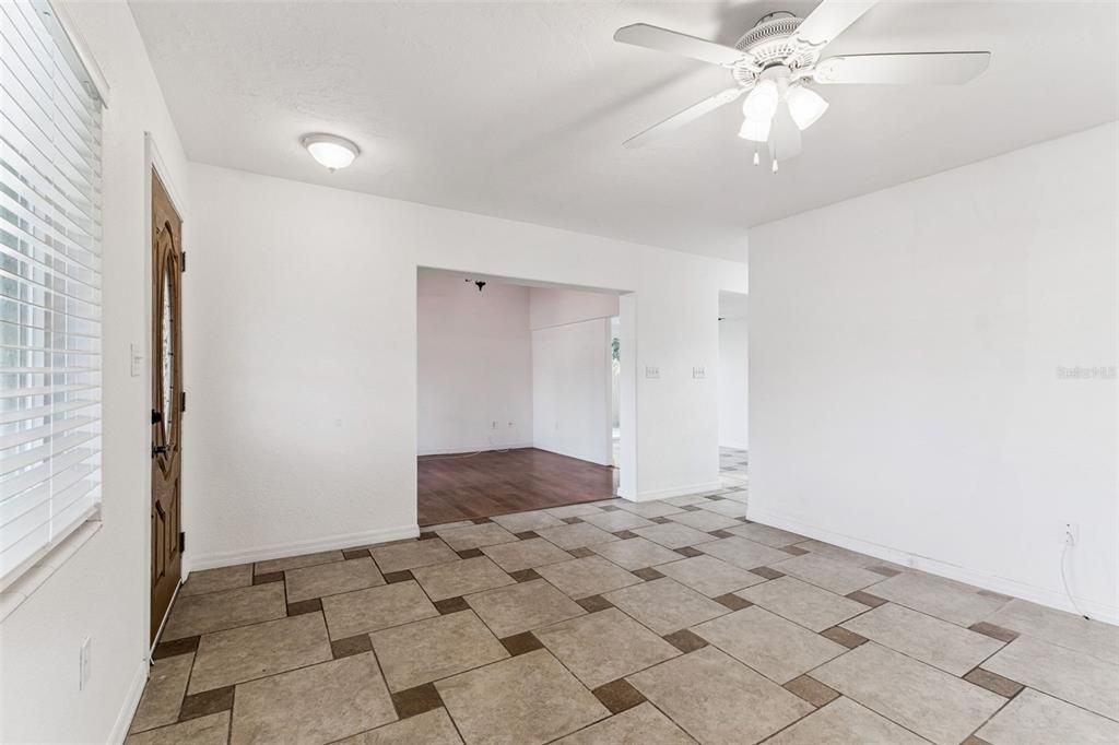 待售: $285,000 (2 贝兹, 1 浴室, 1086 平方英尺)