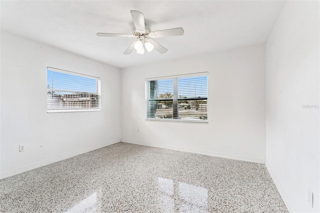 待售: $285,000 (2 贝兹, 1 浴室, 1086 平方英尺)