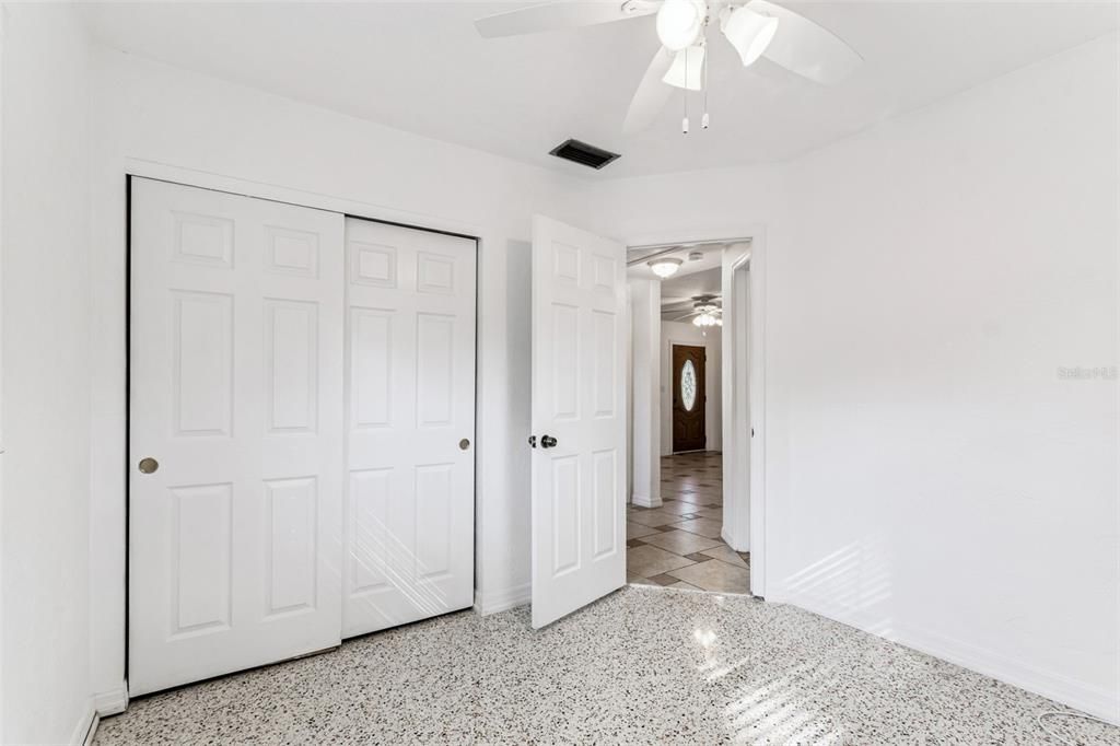 待售: $285,000 (2 贝兹, 1 浴室, 1086 平方英尺)