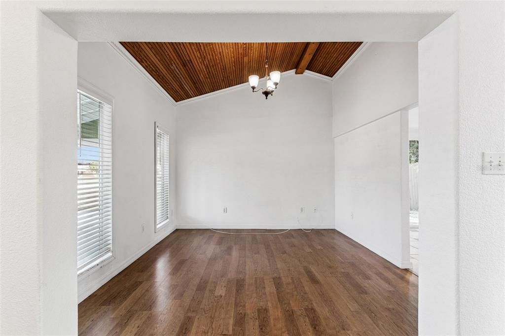 待售: $285,000 (2 贝兹, 1 浴室, 1086 平方英尺)