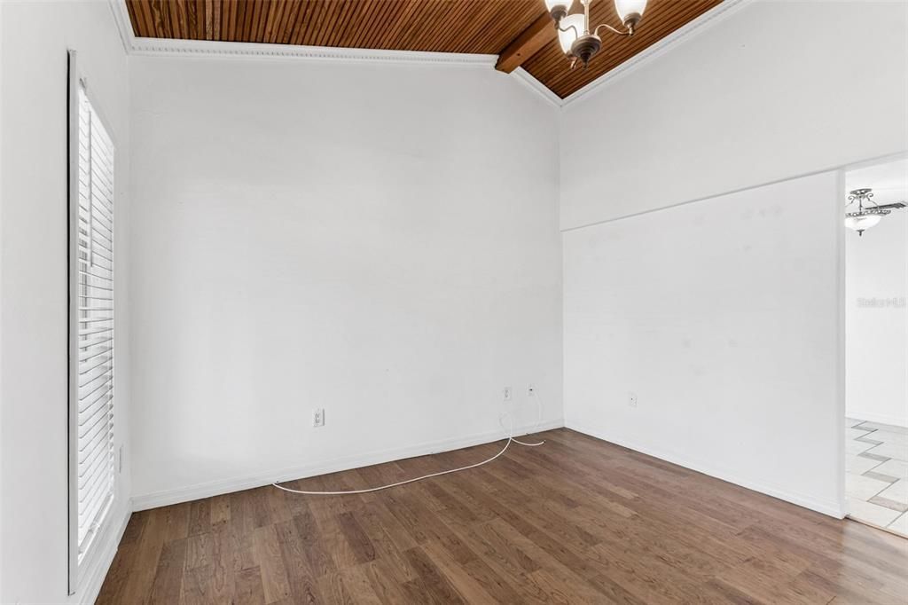 待售: $285,000 (2 贝兹, 1 浴室, 1086 平方英尺)