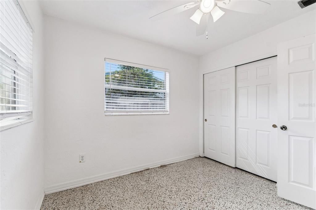 待售: $285,000 (2 贝兹, 1 浴室, 1086 平方英尺)