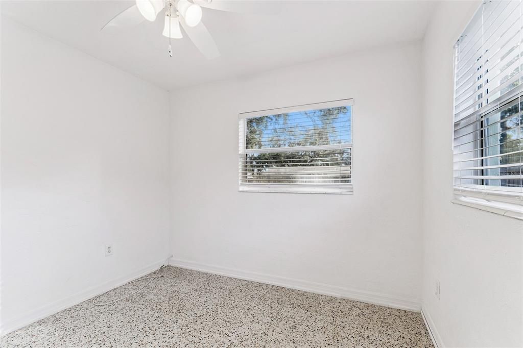 待售: $285,000 (2 贝兹, 1 浴室, 1086 平方英尺)