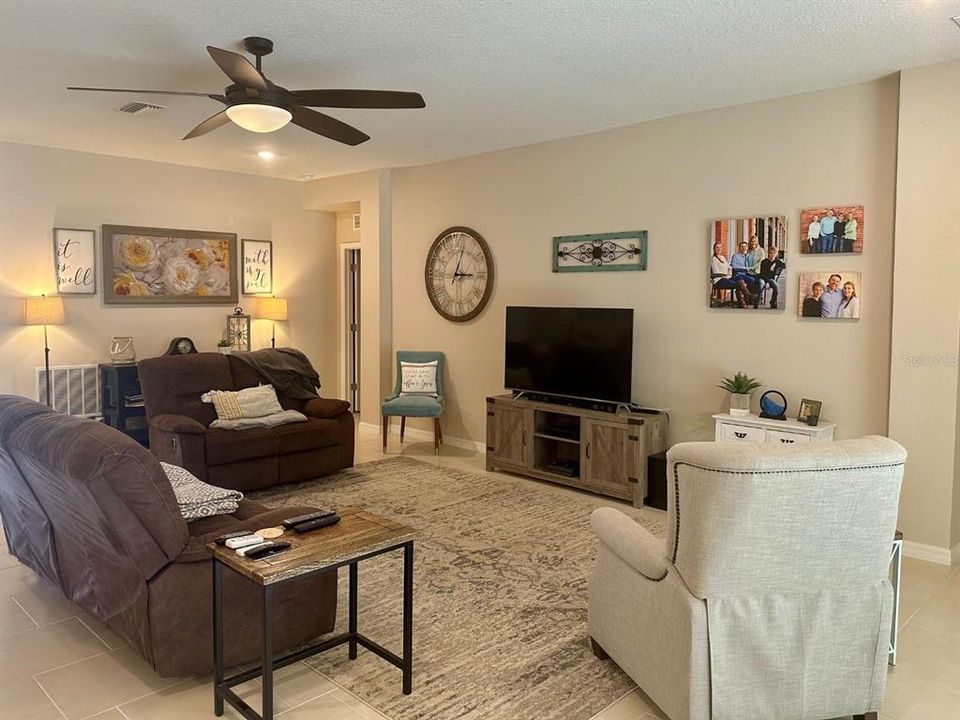 出租: $3,400 (4 贝兹, 3 浴室, 2528 平方英尺)