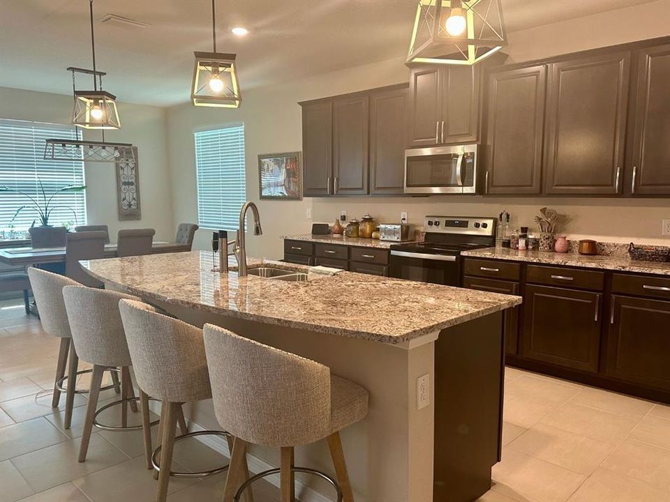 出租: $3,400 (4 贝兹, 3 浴室, 2528 平方英尺)