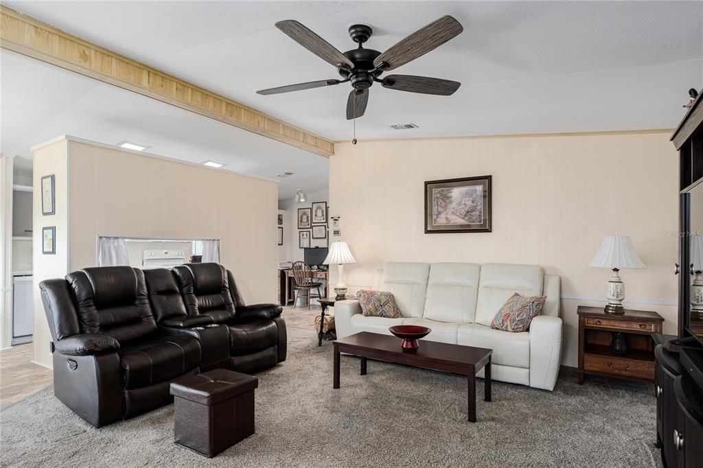 待售: $189,599 (2 贝兹, 2 浴室, 1040 平方英尺)