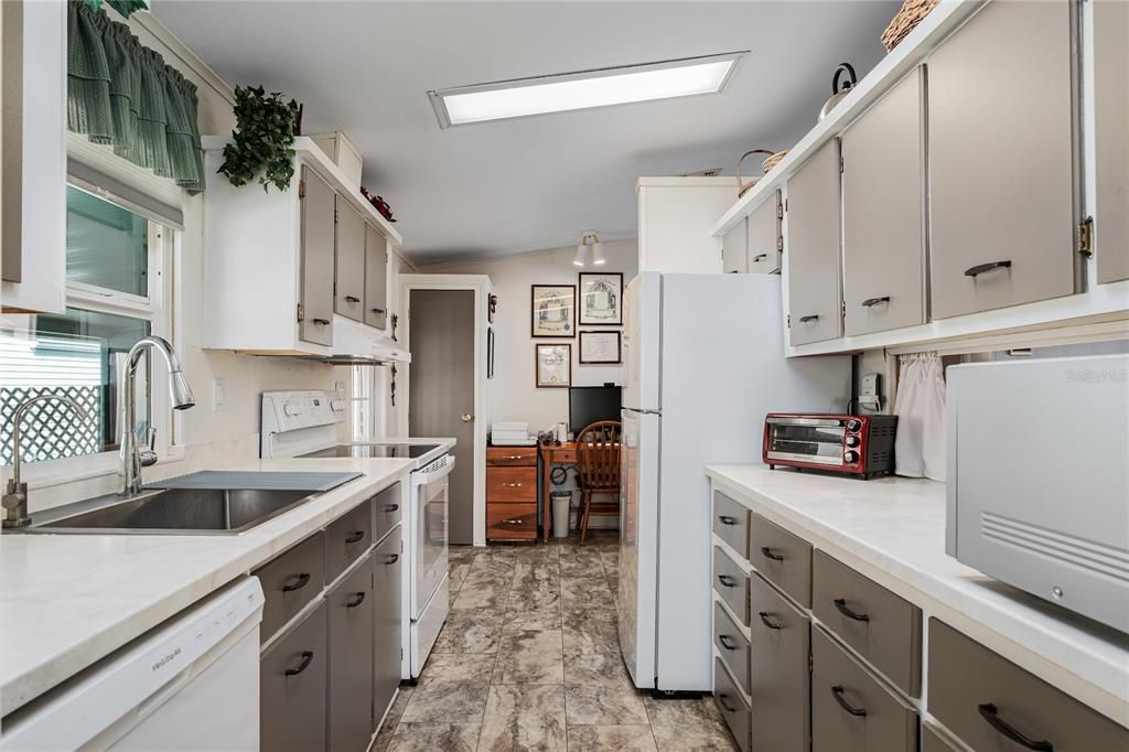 待售: $189,599 (2 贝兹, 2 浴室, 1040 平方英尺)