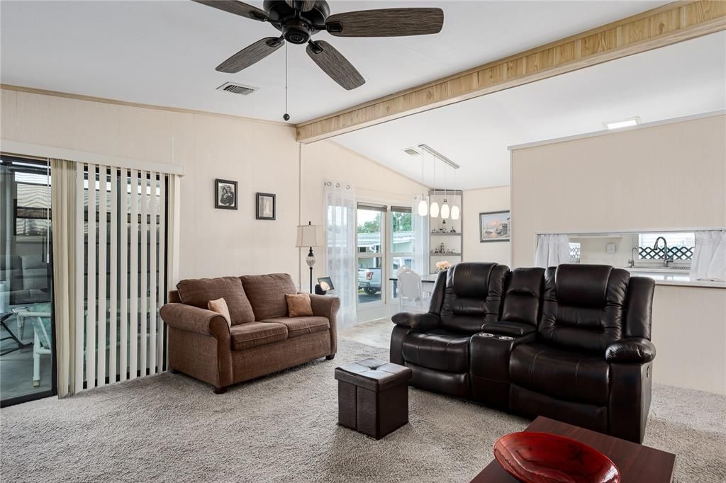 待售: $189,599 (2 贝兹, 2 浴室, 1040 平方英尺)