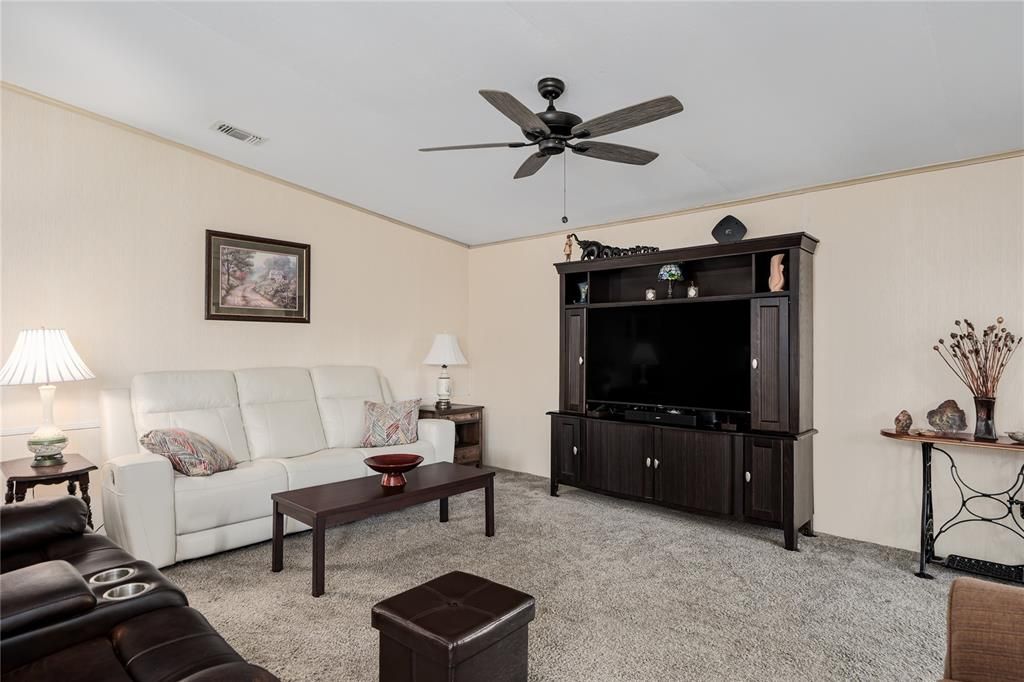 待售: $189,599 (2 贝兹, 2 浴室, 1040 平方英尺)