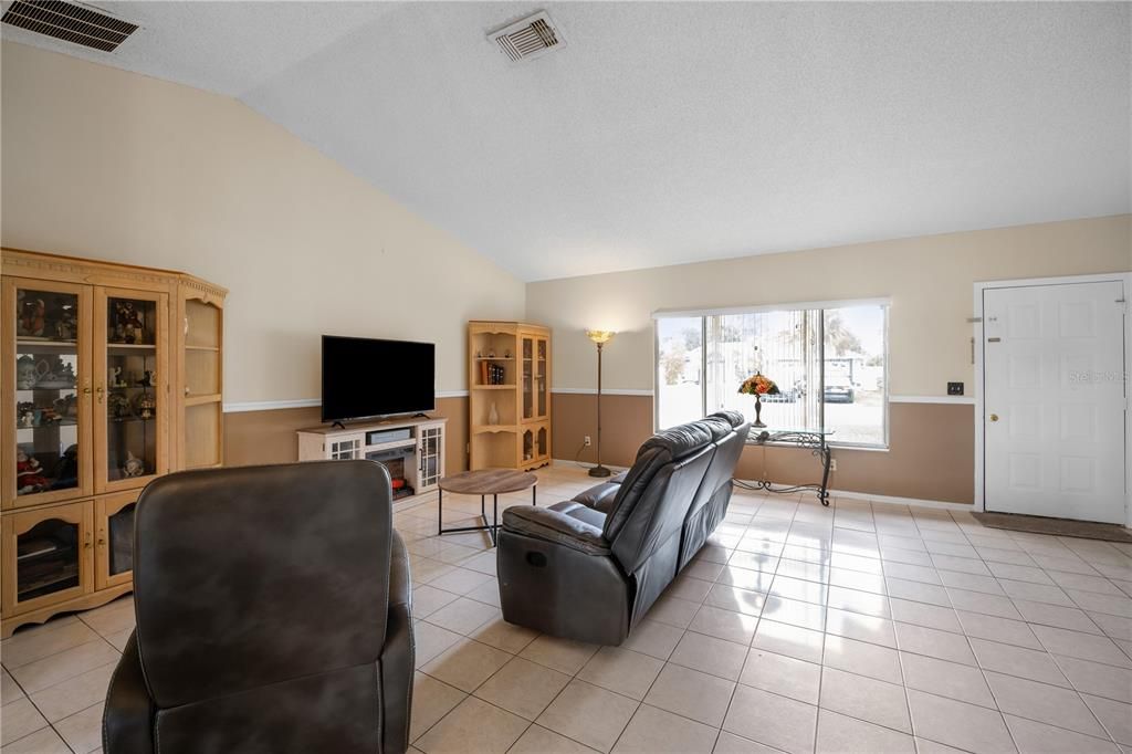 For Sale: $340,000 (3 beds, 2 baths, 1352 Square Feet)