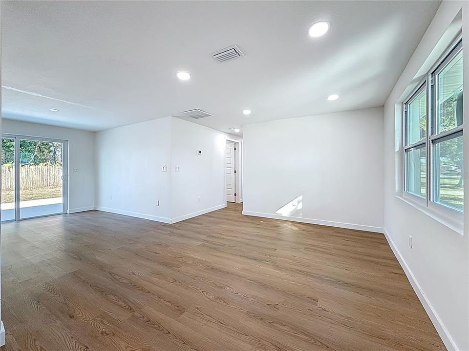 En Venta: $385,000 (4 camas, 2 baños, 1296 Pies cuadrados)