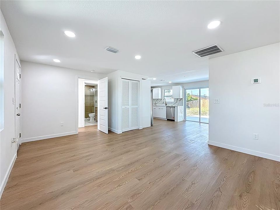 En Venta: $385,000 (4 camas, 2 baños, 1296 Pies cuadrados)