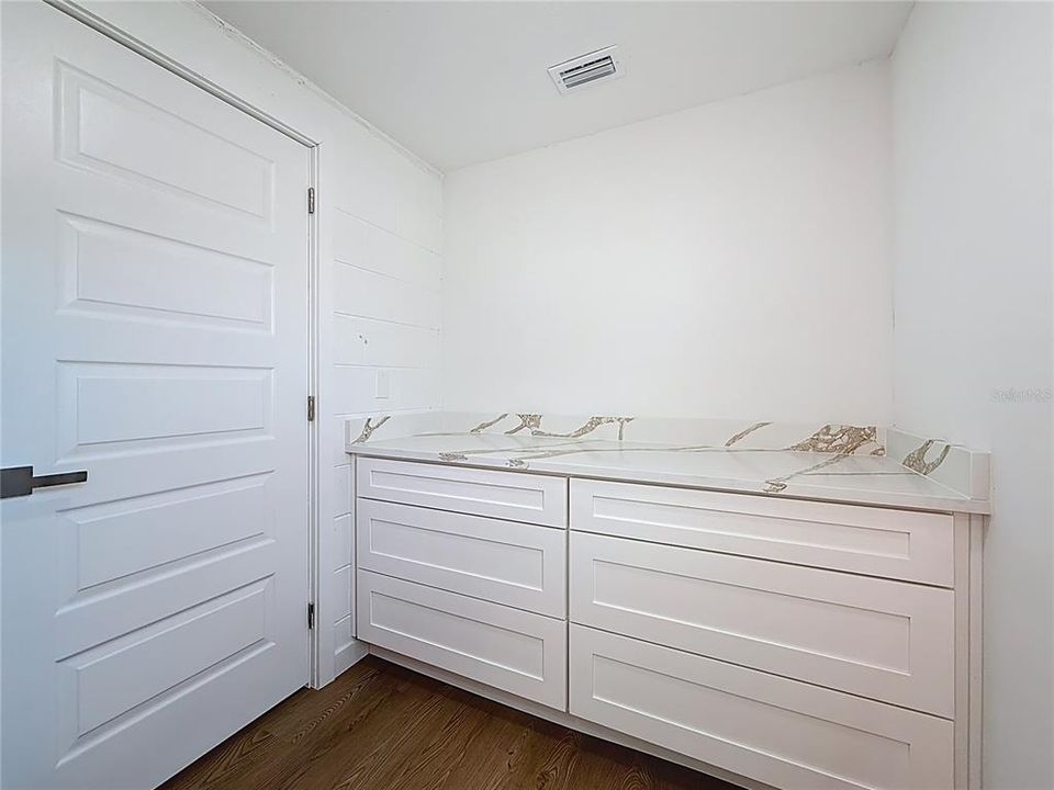 En Venta: $385,000 (4 camas, 2 baños, 1296 Pies cuadrados)