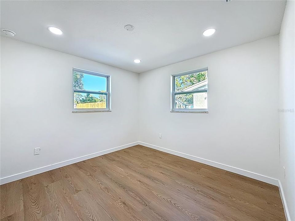 En Venta: $385,000 (4 camas, 2 baños, 1296 Pies cuadrados)