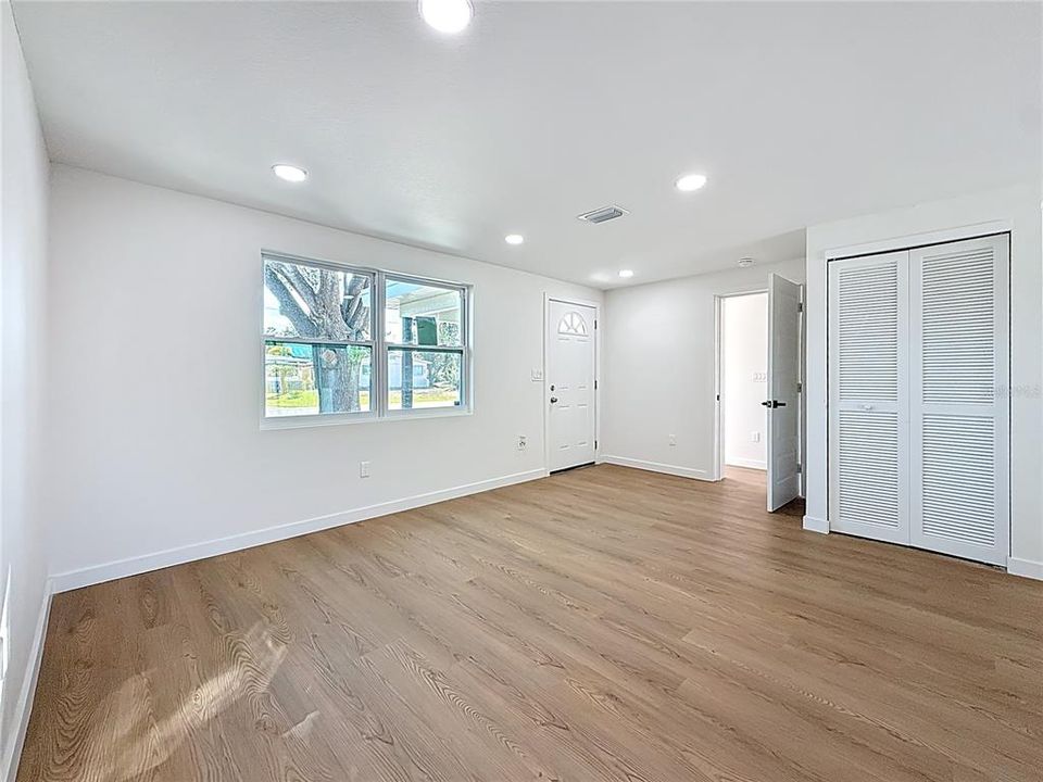 En Venta: $385,000 (4 camas, 2 baños, 1296 Pies cuadrados)