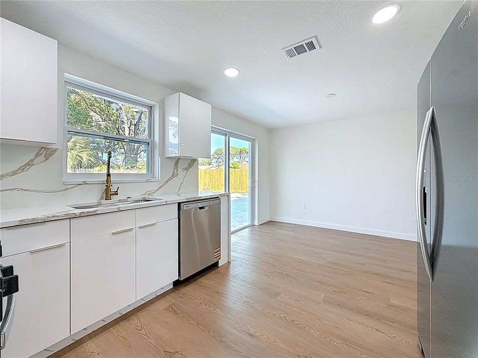 En Venta: $385,000 (4 camas, 2 baños, 1296 Pies cuadrados)