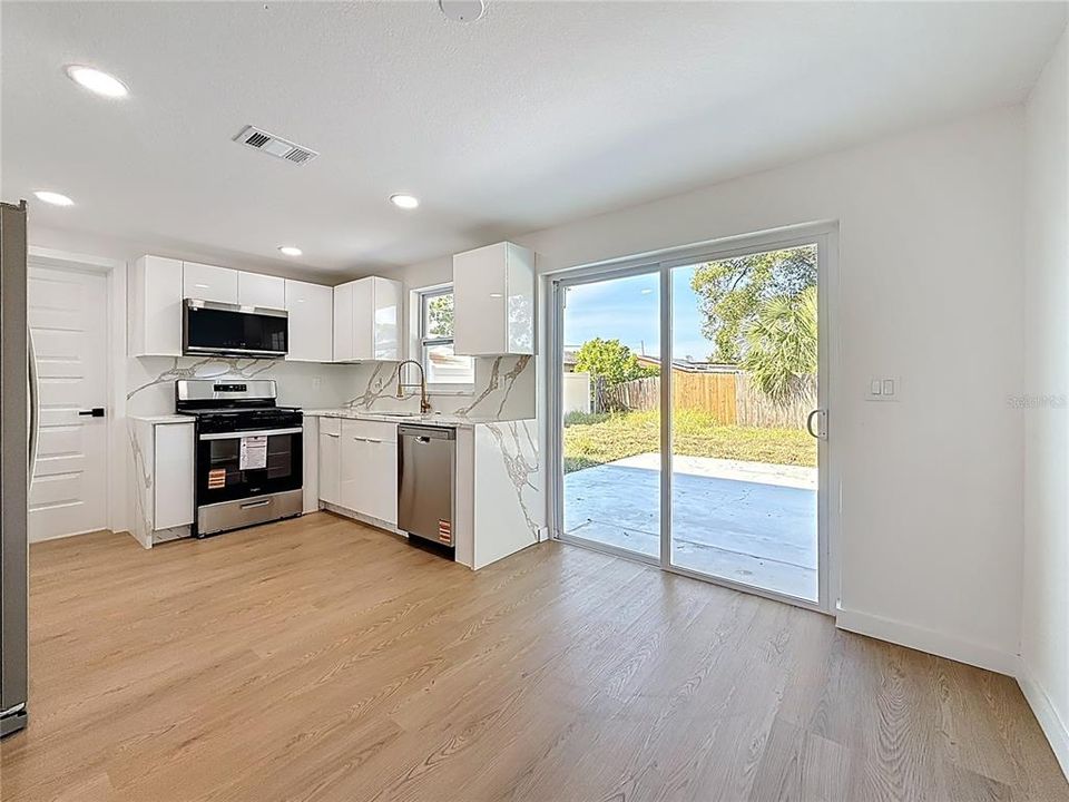 En Venta: $385,000 (4 camas, 2 baños, 1296 Pies cuadrados)