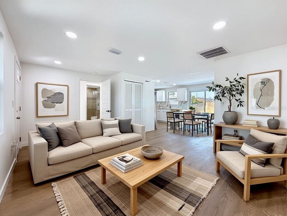 En Venta: $385,000 (4 camas, 2 baños, 1296 Pies cuadrados)