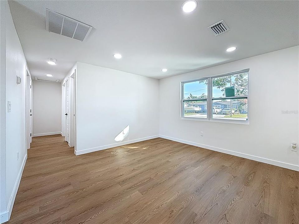 En Venta: $385,000 (4 camas, 2 baños, 1296 Pies cuadrados)