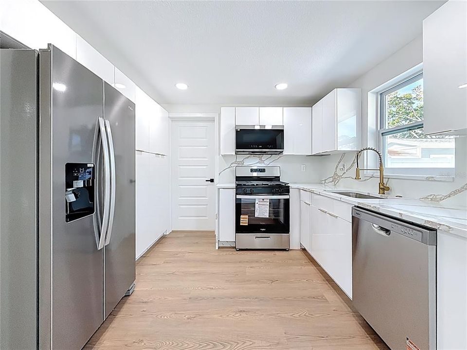 En Venta: $385,000 (4 camas, 2 baños, 1296 Pies cuadrados)