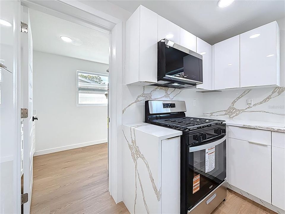 En Venta: $385,000 (4 camas, 2 baños, 1296 Pies cuadrados)