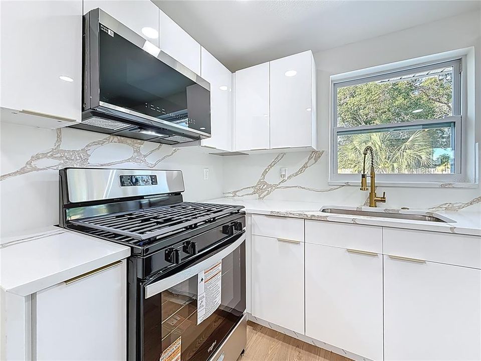 En Venta: $385,000 (4 camas, 2 baños, 1296 Pies cuadrados)