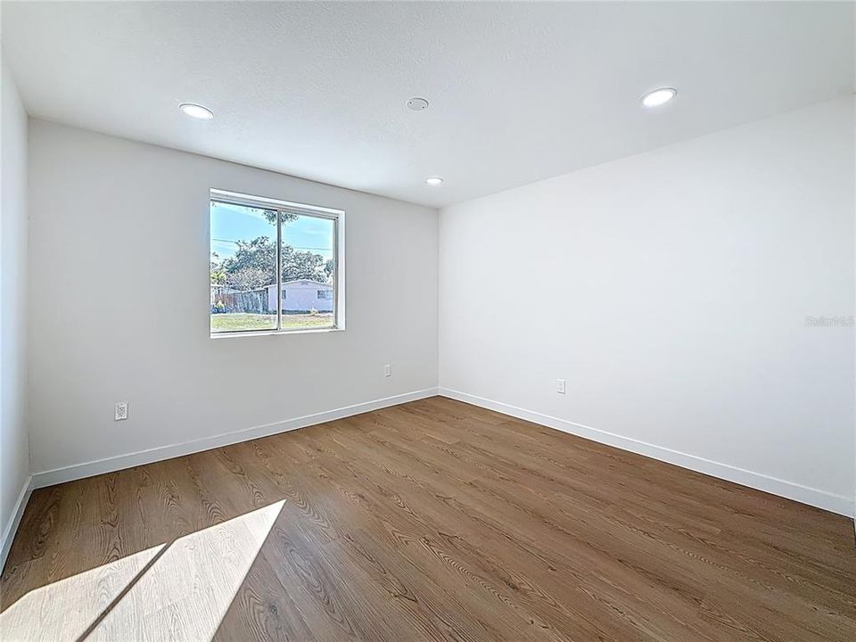 En Venta: $385,000 (4 camas, 2 baños, 1296 Pies cuadrados)