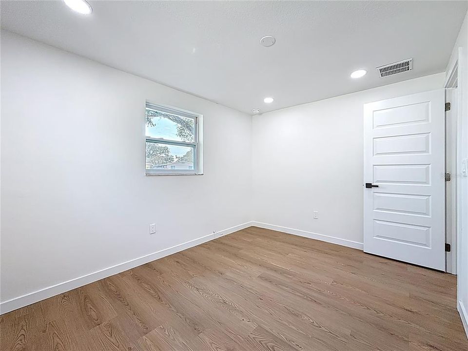 En Venta: $385,000 (4 camas, 2 baños, 1296 Pies cuadrados)