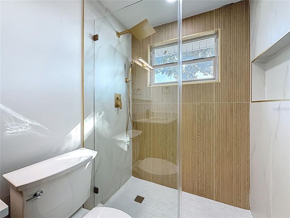 En Venta: $385,000 (4 camas, 2 baños, 1296 Pies cuadrados)