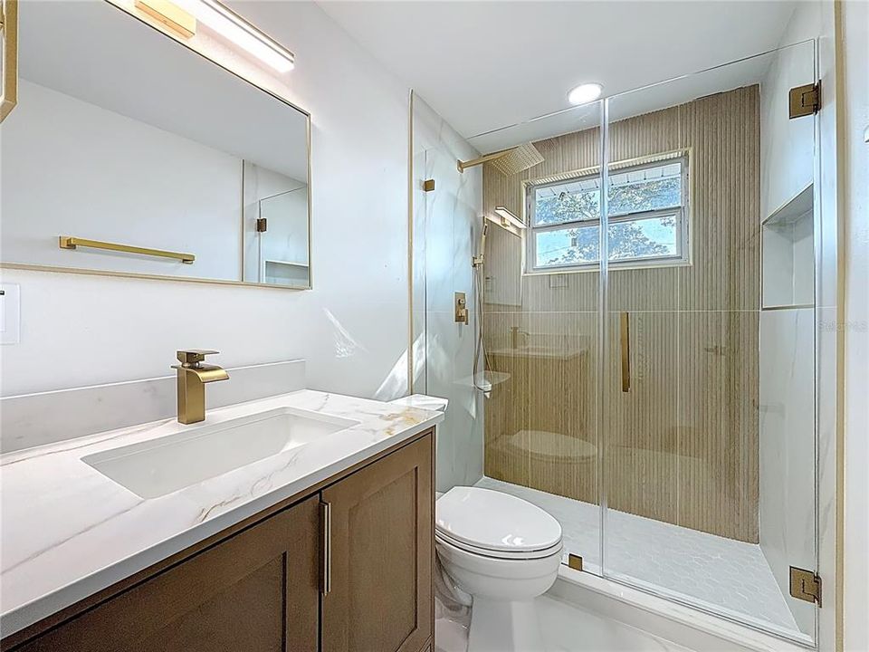 En Venta: $385,000 (4 camas, 2 baños, 1296 Pies cuadrados)