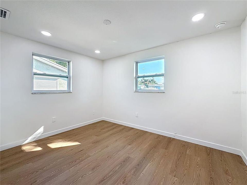 En Venta: $385,000 (4 camas, 2 baños, 1296 Pies cuadrados)