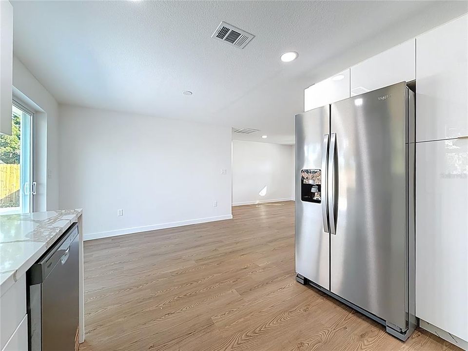 En Venta: $385,000 (4 camas, 2 baños, 1296 Pies cuadrados)