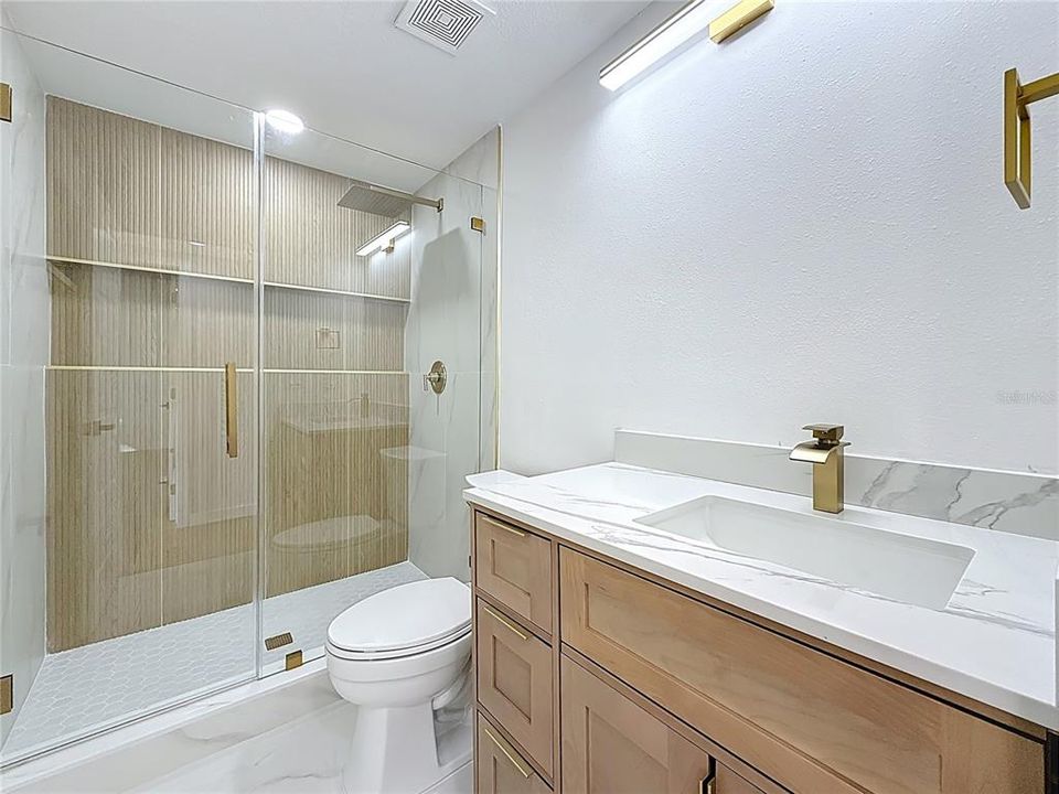 En Venta: $385,000 (4 camas, 2 baños, 1296 Pies cuadrados)