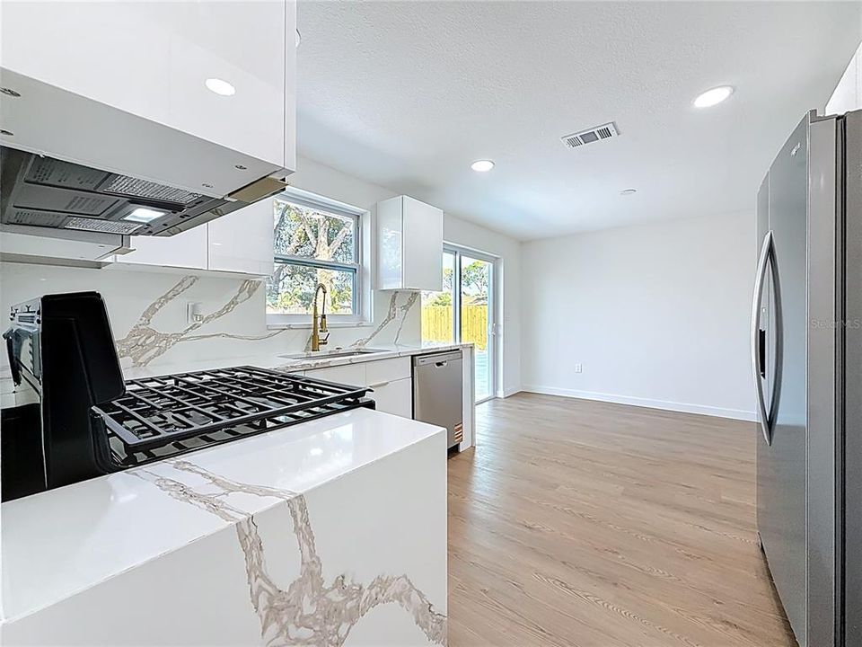 En Venta: $385,000 (4 camas, 2 baños, 1296 Pies cuadrados)