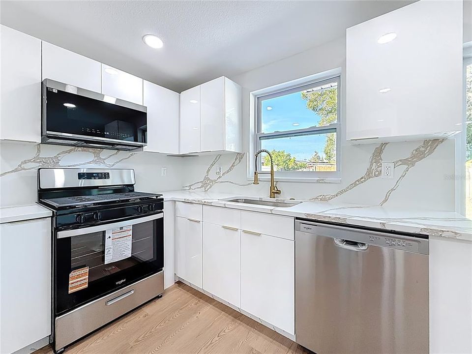 En Venta: $385,000 (4 camas, 2 baños, 1296 Pies cuadrados)