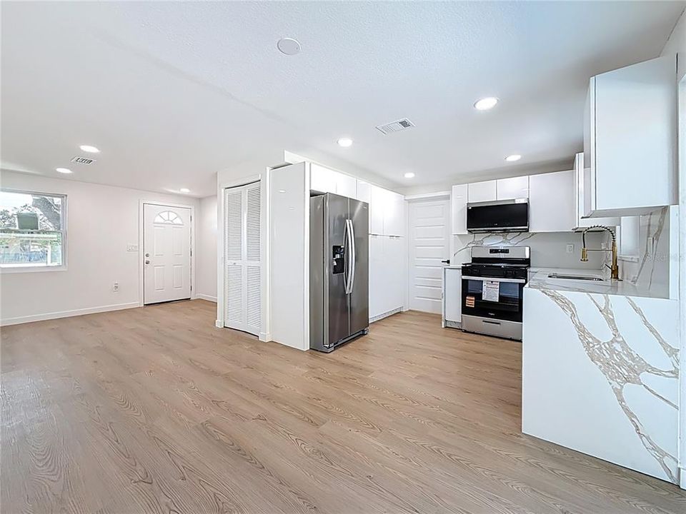 En Venta: $385,000 (4 camas, 2 baños, 1296 Pies cuadrados)