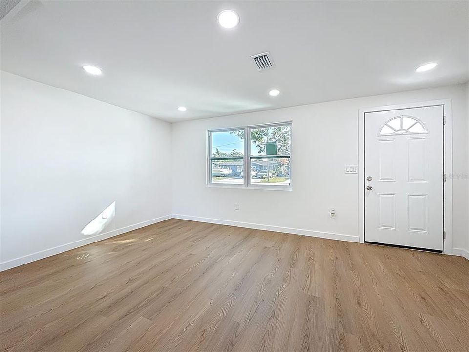 En Venta: $385,000 (4 camas, 2 baños, 1296 Pies cuadrados)