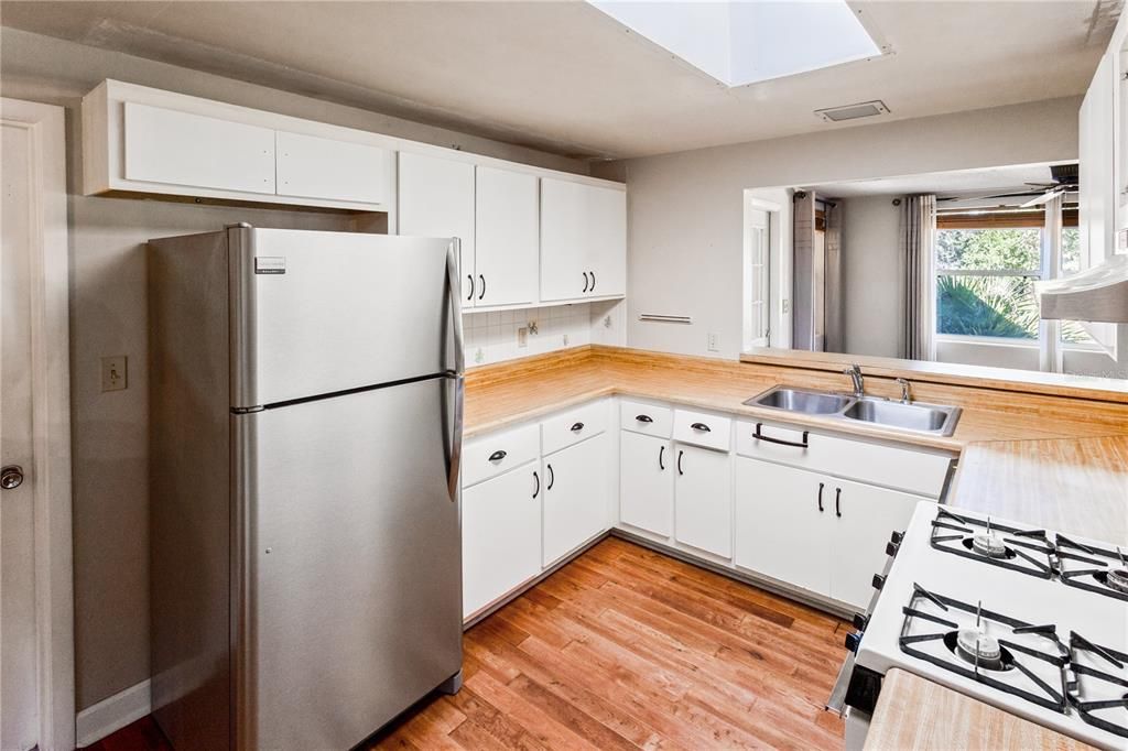 На продажу: $230,000 (3 спален, 3 ванн, 1759 Квадратных фут)