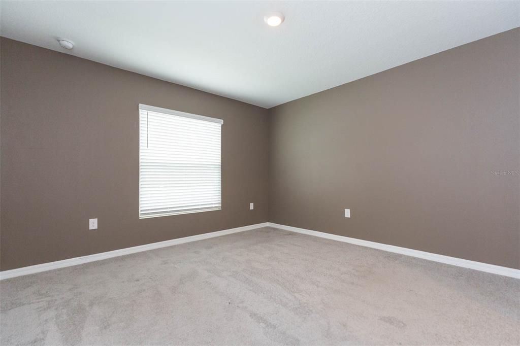 For Rent: $2,350 (4 beds, 2 baths, 1934 Square Feet)