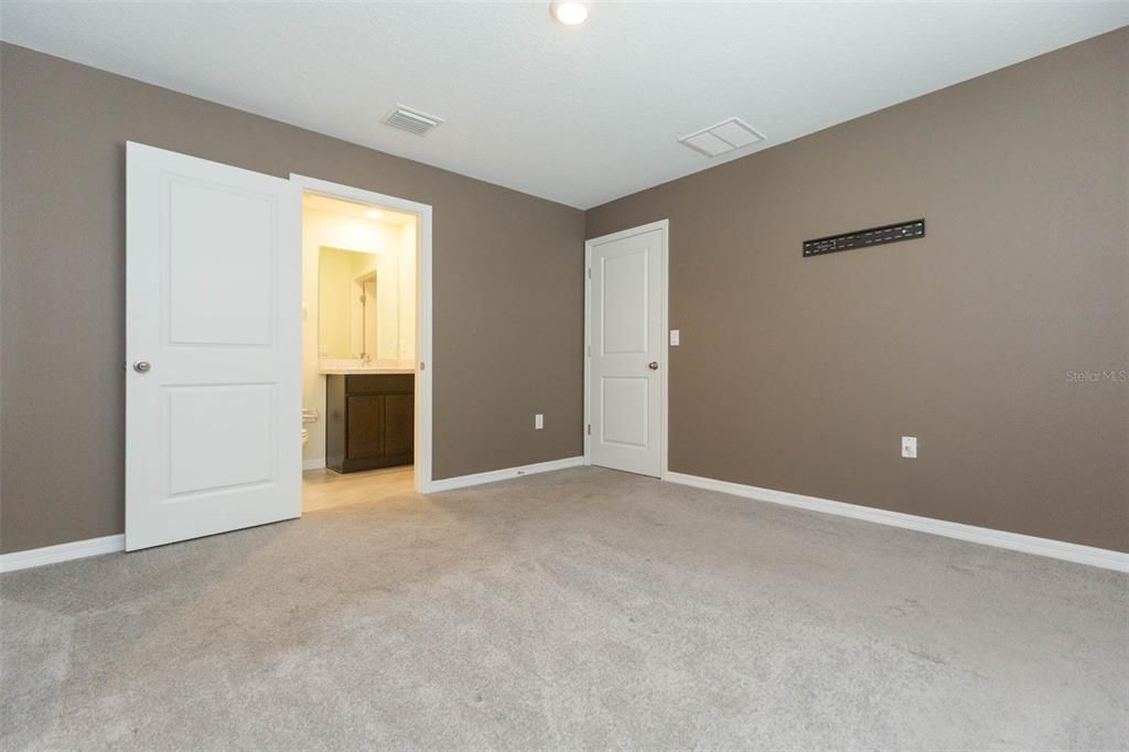 For Rent: $2,350 (4 beds, 2 baths, 1934 Square Feet)