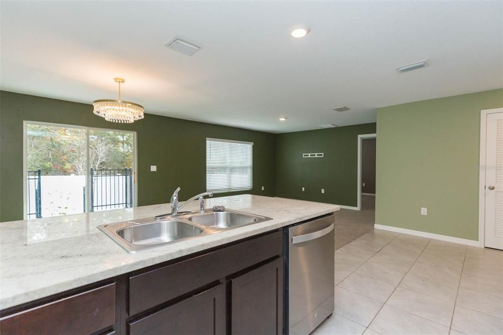 For Rent: $2,350 (4 beds, 2 baths, 1934 Square Feet)