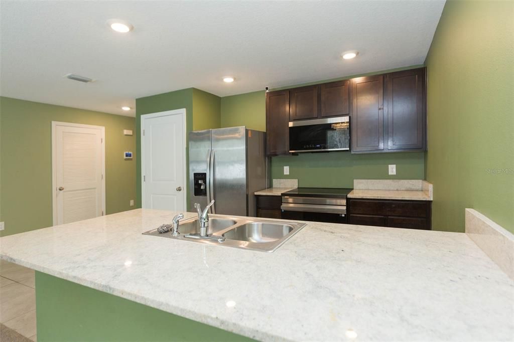 For Rent: $2,350 (4 beds, 2 baths, 1934 Square Feet)