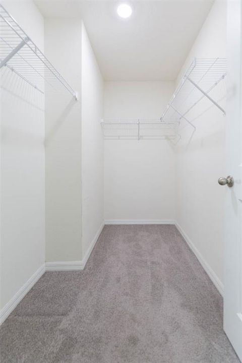 For Rent: $2,350 (4 beds, 2 baths, 1934 Square Feet)