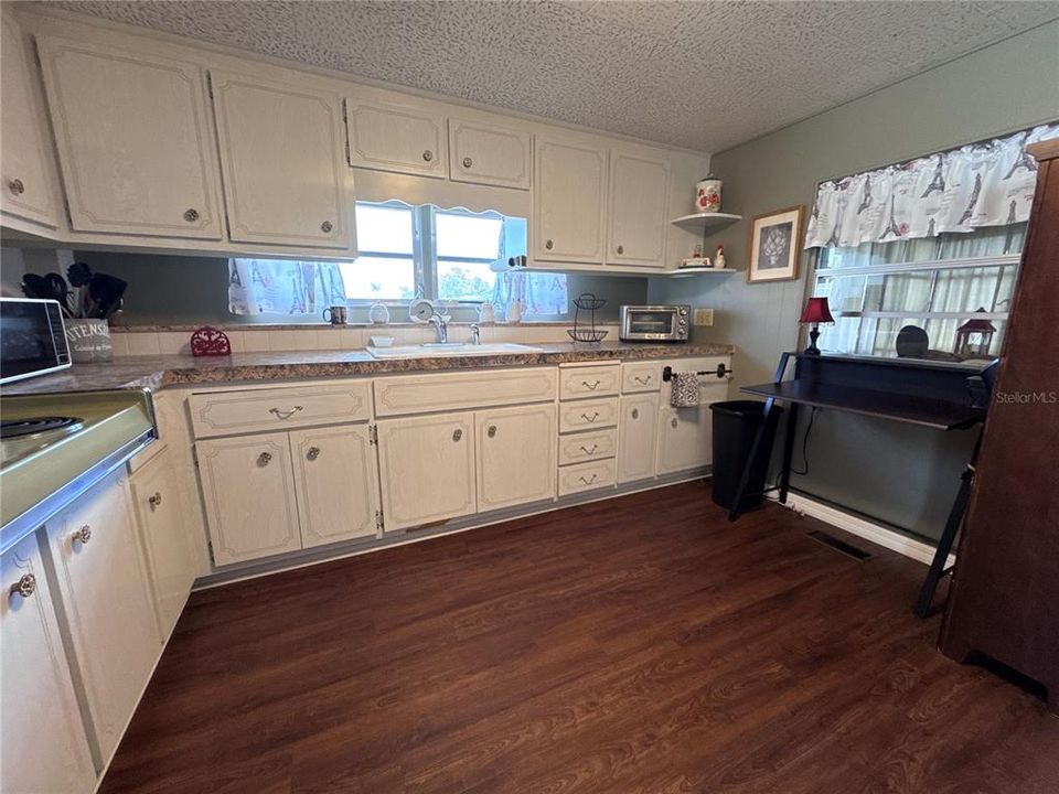 For Sale: $80,000 (2 beds, 1 baths, 864 Square Feet)