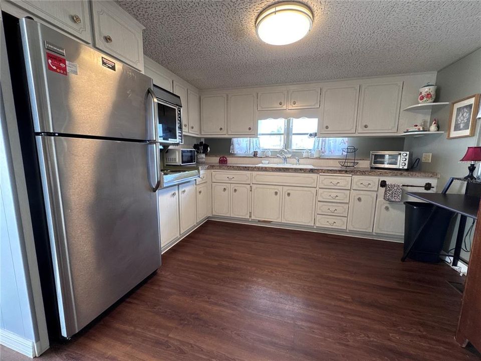 For Sale: $80,000 (2 beds, 1 baths, 864 Square Feet)