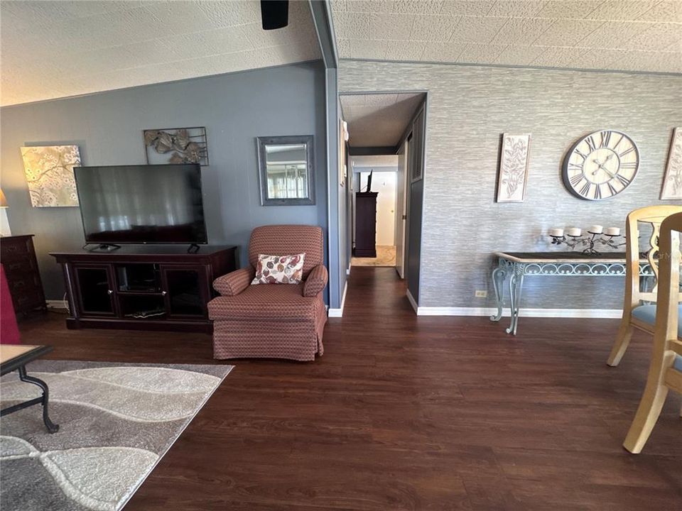 For Sale: $80,000 (2 beds, 1 baths, 864 Square Feet)