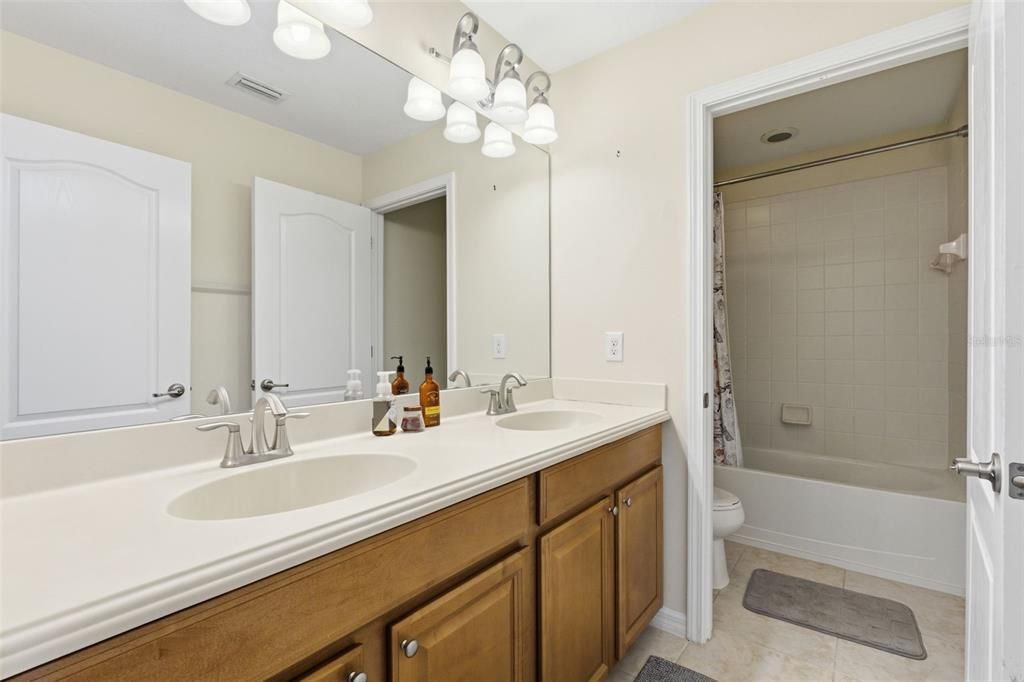 待售: $355,000 (5 贝兹, 3 浴室, 2320 平方英尺)