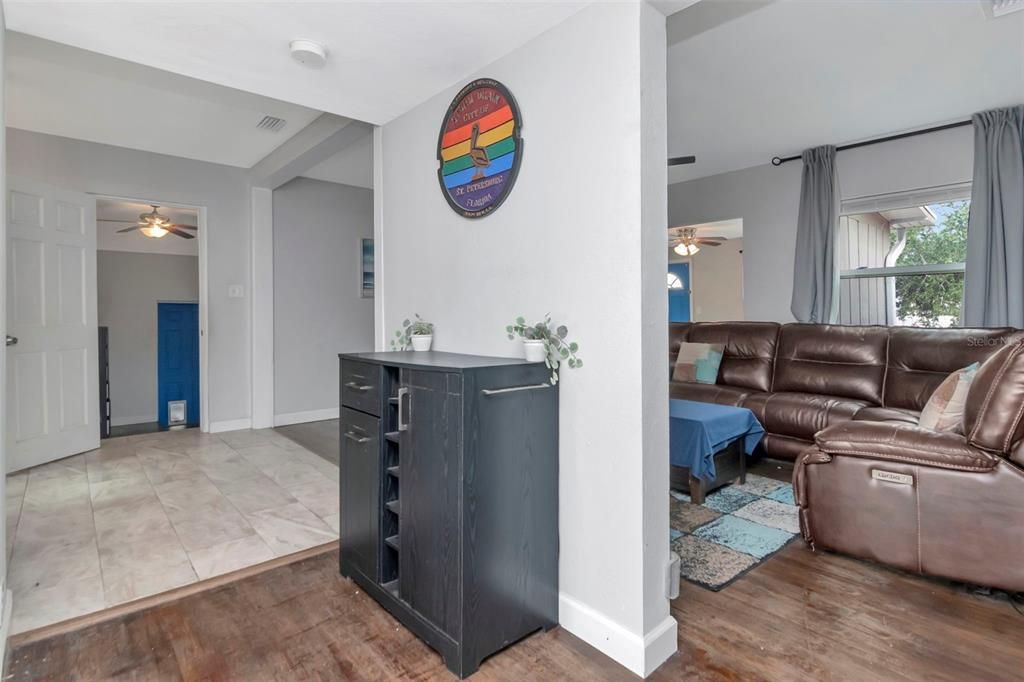 For Sale: $374,900 (3 beds, 2 baths, 1292 Square Feet)