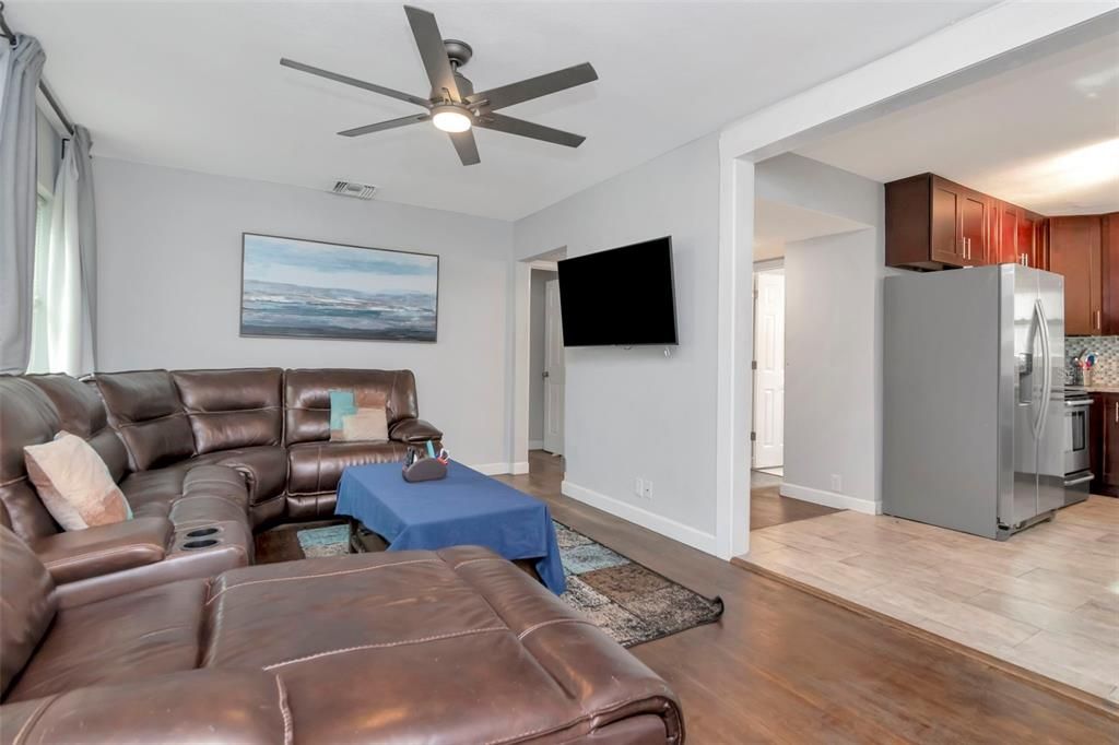 For Sale: $374,900 (3 beds, 2 baths, 1292 Square Feet)